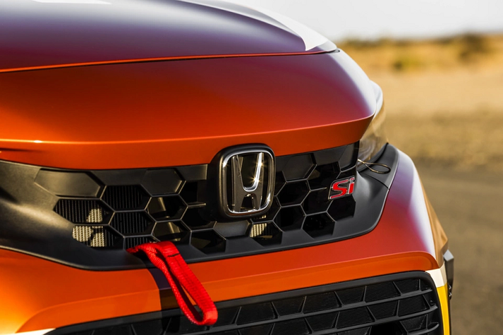 HPD Civic Si Race Car Prototype vẫn sử dụng động cơ 4 xy-lanh tăng áp 1.5L, tuy nhiên được trang bị thêm bộ tản nhiệt cường độ cao.