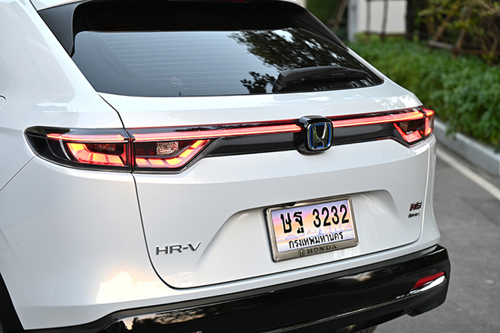 Bước sang thế hệ mới, Honda HR-V sở hữu thiết kế đơn giản và hài hoà hơn. Ngoại thất của Honda HR-V thế hệ mới được thiết kế theo phong cách hiện đại, ít sự cầu kỳ. Xe được trang bị đèn pha LED, đèn hậu LED trải dài hiện đại hơn.