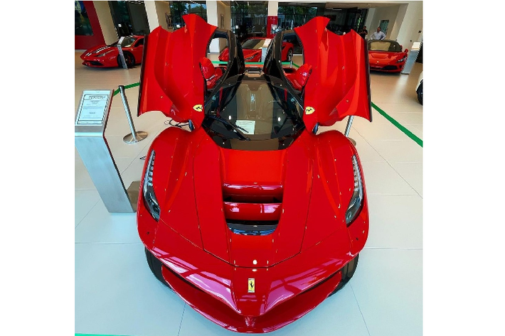 Trong khi giới mê xe trong nước vẫn còn say mê cũng như chờ đợi thông tin về siêu phẩm hypercar Koenigsegg Regera của Hoàng Kim Khánh về dải đất hình chữ S thì ở đâu đó tại Sài thành, có 1 đại gia Việt cũng đang ngóng chờ ngày được bàn giao siêu phẩm Ferrari LaFerrari hàng hiếm của mình để dần hoàn thiện bộ 3 xe hypercar sau khi đã sở hữu siêu phẩm Porsche 918 Spyder.