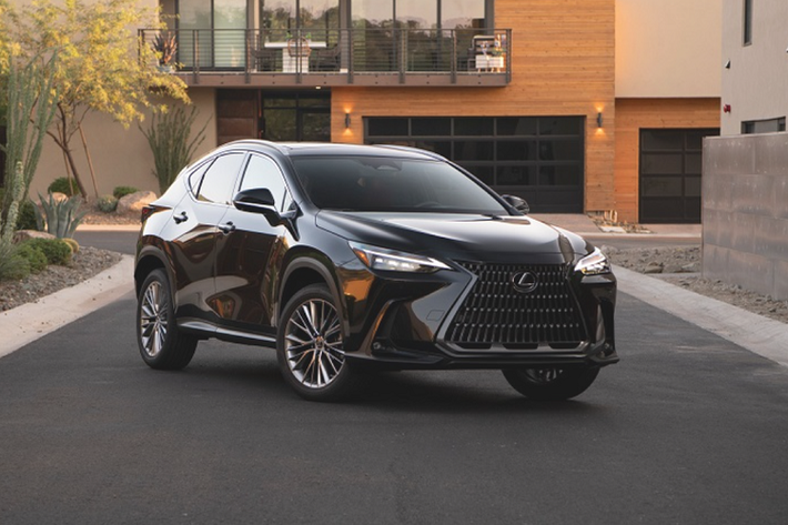 Xe sử dụng hệ thống thông tin giải trí Lexus Interface thế hệ mới với màn hình trung tâm 9.8 inch tương thích kết nối Apple CarPlay/Android Auto không dây. Ngoài ra, chiếc crossover hạng sang cỡ nhỏ này còn có hệ thống viễn thông khẩn cấp Safety Connect, Service Connect, Remote Connect và Wi-Fi Connect. Khách hàng có thể đăng ký thêm tính năng Drive Connect tại các đại lý của Lexus. Tính năng này cho phép người lái truy cập vào trợ lý thông minh và hệ thống điều hướng dựa vào đám mây dữ liệu của Google.