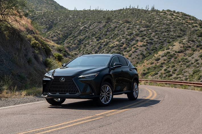 Về mặt an toàn, crossover hạng sang Lexus NX 2022 được trang bị gói tính năng hỗ trợ người lái Lexus Safety System 3.0 bao gồm hệ thống cảnh báo trước va chạm, phát hiện người đi bộ/người đi xe đạp và phanh khẩn cấp tự động. Ngoài ra còn có tính năng hỗ trợ rẽ ở giao lộ, hỗ trợ đánh lái khẩn cấp và giam sát điểm mù với khả năng cảnh báo phương tiện cắt ngang khi lùi.