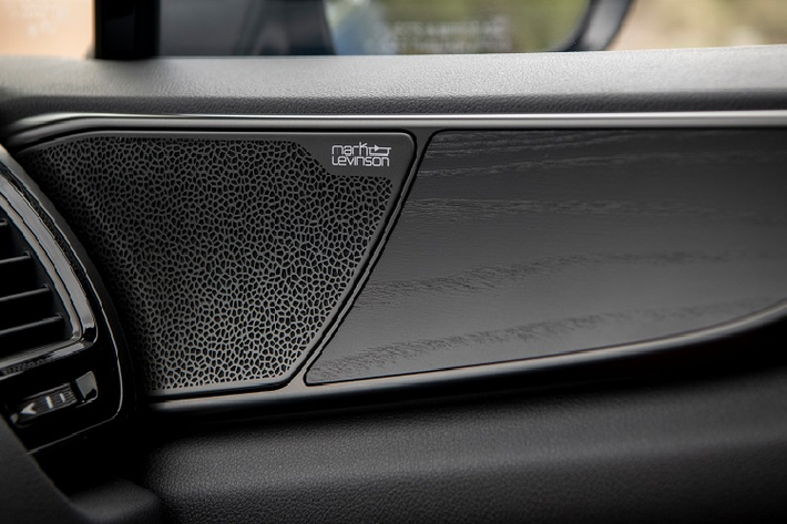 Tất cả các phiên bản Lexus NX 250 2022 đều sử dụng động cơ hút khí tự nhiên 4 xy-lanh 2.5L sản sinh công suất tối đa 203 mã lực và momen xoắn cực đại 249 Nm. Động cơ này được ghép nối với hộp số tự động 8 cấp và hệ dẫn động 4 bánh toàn thời gian, cho phép chiếc xe tăng tốc từ 0 - 100 km/h trong 8,2 giây.