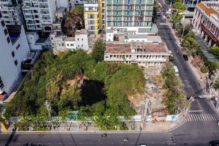 Khu đất vàng Nha Trang này rộng hơn 3.642 m2, bị bỏ hoang hơn 12 năm nay. Bên trong cỏ dại mọc um tùm, ao tù nước đọng đen ngòm.