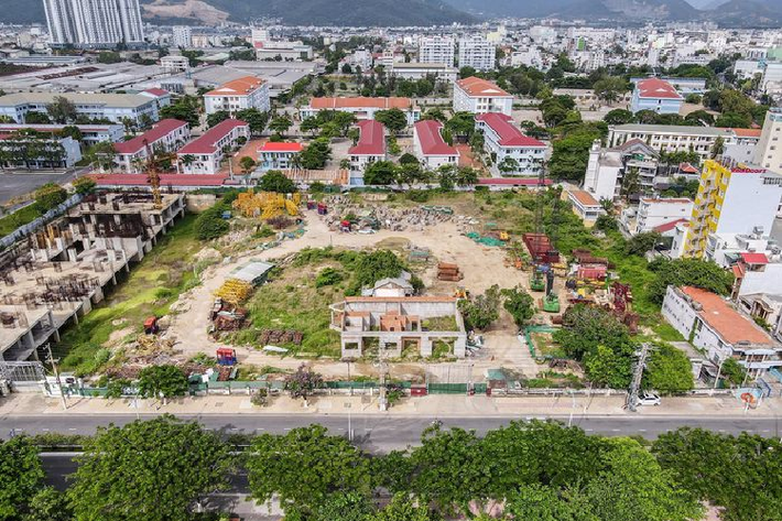Khu đất ở 28E Trần Phú rộng hơn 20.112 m2 của phân xưởng cơ điện do Điện lực Khánh Hòa quản lý cũng bị bỏ hoang gần 8 năm.