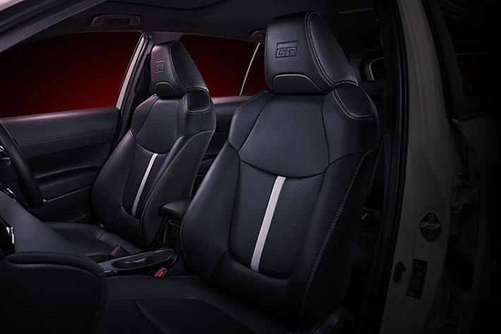 Không chỉ thay đổi ngoại thất, hãng Toyota còn nâng cấp cho nội thất của Corolla Cross GR Sport 2022. Nội thất của xe được bọc da màu đen và có thêm với đường gân màu xám ở lưng ghế. Thêm vào đó là những chi tiết ốp màu đen bóng và bạc. Logo "GR Sport" xuất hiện khắp nơi, ở tựa đầu ghế, cần số, nút bấm khởi động máy và thảm sàn.