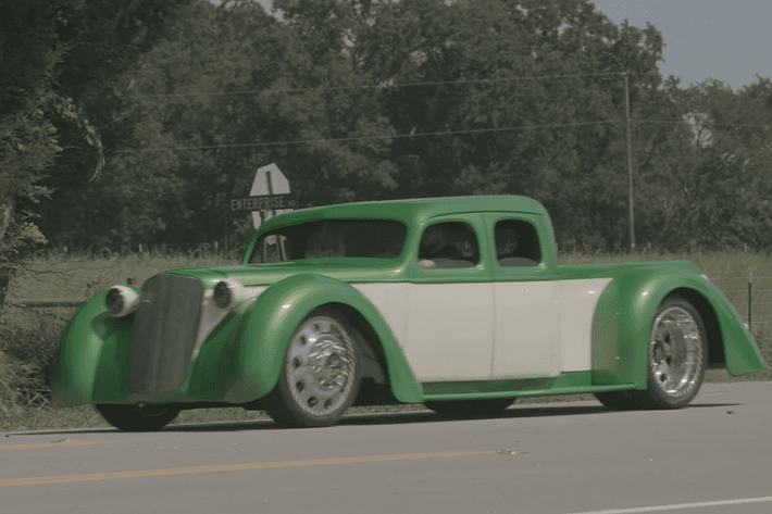 Từng có khởi điểm là một chiếc sedan Chevrolet 1936 cổ điển, chiếc xe độ mà chúng ta thấy trong video dưới đây bây giờ trông khác hẳn lúc ban đầu. Nó là một chiếc xe độ cực độc, biến đổi một chiếc Chevrolet 4 cửa thành một chiếc bán tải gầm thấp. Nó có lớp sơn hai tông màu gồm xanh lá cây và kem, trang bị bộ-lăng xe tải đầu kéo khổng lồ, và một khối động cơ diesel Cummins 750 mã lực nằm dưới nắp capô - và đó mới chỉ là bước khởi đầu cho sự sáng tạo điên rồ này.