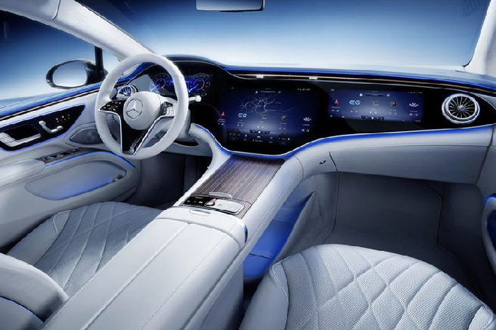 MBUX Hyperscreen trên Mercedes-Benz là hệ thống thông tin giải trí hiện đại nhất và lớn nhất trong lịch sử của hãng xe sang Đức, bao gồm 3 màn hình kỹ thuật số - một cho công cụ kỹ thuật số, một cho các chức năng thông tin giải trí và một ở ngay phía trước ghế phụ.