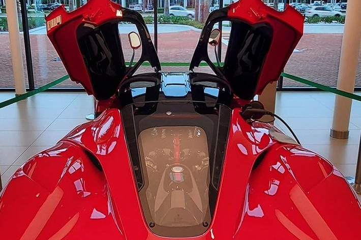 Giá xe Ferrari LaFerrari tăng theo từng năm và nhiều chiếc bị hét giá chóng mặt chỉ qua vài tháng. Giá bán của hãng xe Ý dành cho Ferrari LaFerrari là 1,3 triệu đô la nhưng hiện tại, nhiều chiếc Ferrari LaFerrari được rao bán lại trên 3,3 triệu đô la. Còn chiếc xe Ferrari LaFerrari trong bài viết này được chào giá 3,65 triệu đô la, tương đương 83 tỷ đồng - tuy nhiên khi về đến Việt nam và lăn bánh sẽ lên đến hơn trăm tỷ đồng.