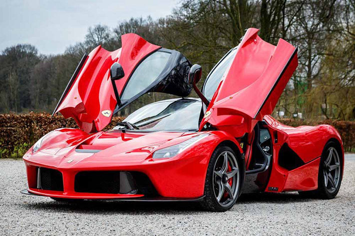 Ferrari LaFerrari được trang bị động cơ V12, dung tích 6.3 lít kết hợp cùng động cơ điện sẽ có tổng công suất tối đa là 950 mã lực và mô-men xoắn cực đại đạt 900 Nm. Siêu xe triệu đô Ferrari LaFerrari có thời gian tăng tốc từ vị trí xuất phát lên 100 km/h chỉ trong 3,1 giây trước khi đạt vận tốc tối đa 350 km.