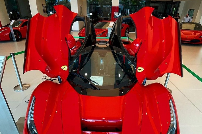 Nếu ai đó nói rằng Ferrari LaFerrari có gì hấp dẫn mà trong hơn 3 năm qua có không ít tin đồn về siêu phẩm Ferrari LaFerrari sắp có mặt tại dải đất hình chữ S nhưng chưa xe nào về thì chắc hẳn sẽ không nắm quá nhiều thông tin về mẫu xe hybrid lịch sử của Ferrari. Hiện tại, có hơn 80 chiếc xe Ferrari LaFerrari đang được rao bán lại trên toàn thế giới, và chỉ cần nhìn vào mức giá thách cưới của xe cũng đủ để giải đáp cho thắc mắc trên.