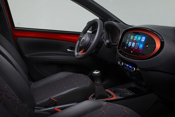 Màn hình trung tâm của mẫu SUV hạng A này là loại cảm ứng 9 inch, phục vụ hệ thống thông tin giải trí Toyota Smart Connect đồng thời hỗ trợ Apple CarPlay và Android Auto. Ngoài ra, xe còn có tính năng cập nhật phần mềm qua WiFi và hệ thống định vị dựa trên đám mây.