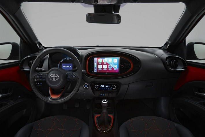 Bước vào bên trong Toyota Aygo X 2022, người lái được chào đón bằng không gian nội thất trẻ trung hơn với những chi tiết "tông xuyệt tông" với ngoại thất như ở vô lăng, bệ cần số, xung quanh màn hình thông tin giải trí, mặt cửa và họa tiết ở ghế.
