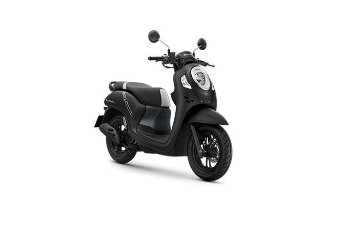 Honda vùa chính thức ra mắt phiên bản 2022 cho mẫu xe ga đáng yêu Scoopy với một số tùy chọn về màu sắc và tem xe mới. Ngoài thay đổi này, Honda Scoopy 2022 mới vẫn giữ nguyên thiết kế nhỏ nhắn đáng yêu vốn có và được người dùng yêu thích.