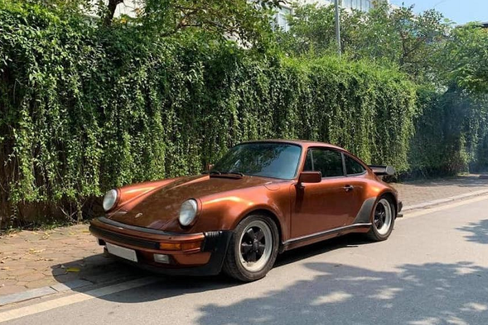 Theo tìm hiểu của chúng tôi, chiếc xe thể thao Porsche 930 Turbo này từng thuộc sở hữu của 1 người chuyên sưu tầm mua xe cổ nhưng tuổi đời còn khá trẻ, đây có thể là thế hệ 8X hiếm hoi tìm chơi các mẫu xe có thể xem như là bị lãng quên tại Việt Nam, và giá xe Porsche 930 Turbo hiện cũng đang là một ẩn số.