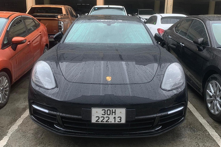 Ấn tượng nhất trong dàn xe này có thể kể đến mẫu xe sang Porsche Panamera mang biển số 30H-222.13, giới luận biển cho rằng con số này vừa đẹp nhưng cũng mang ý nghĩa cực xấu. Trong đó, tam hoa 2 mang đến sự may mắn cho chủ xe nhưng chốt là con số 13 lại không hợp phong thủy với người châu Á, mang ý nghĩa xui xẻo.