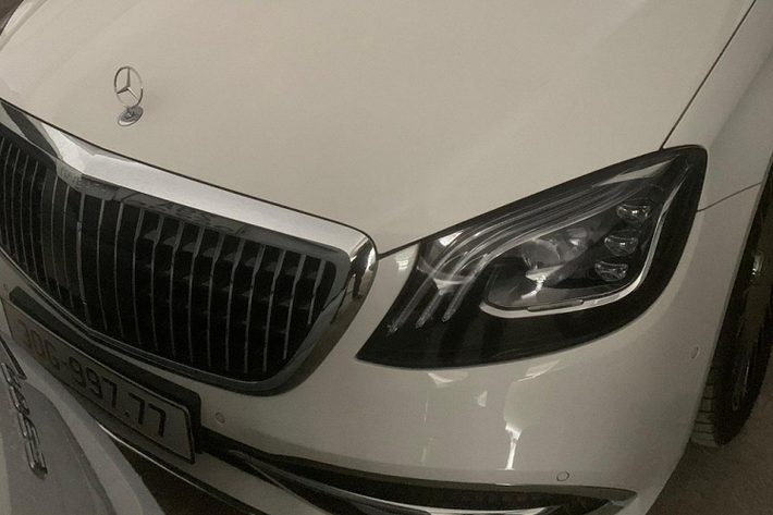 Ngoài chiếc xe Porsche Panamera ra, trong đường dây đánh bạc do Hà "Miên" cầm đầu còn có 2 chiếc xe sang Mercedes-Benz S450 được ông trùm này cùng đối tượng Bùi Hoàng Sơn rất hay sử dụng. Trong đó, Sơn chạy chiếc xe Mercedes-Benz S450L màu trắng, biển 30G-997.77 cũng có ý nghĩa vừa tốt lại rất xấu. Cặp 99 thể hiện trường cửu, sống thọ, nhưng 3 con số cuối là tam 7 hay còn gọi là tam thất, làm ăn thất bát. Tất nhiên đây chỉ là ý nghĩa mang tính phong thủy. Giá xe Mercedes-Benz S450L từ 4,3 đến gần 5 tỷ đồng cho 2 phiên bản.