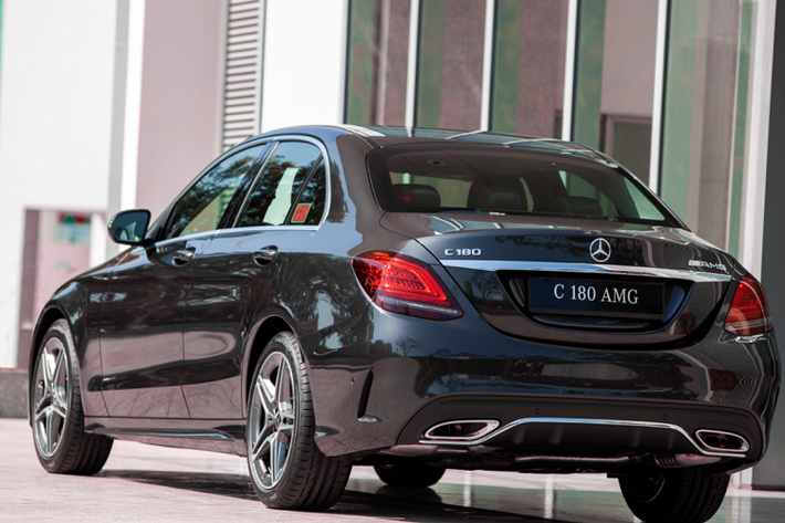 Chiếc xe Mercedes-Benz C180 AMG của Phi Thanh Vân mới mua có ngoại thất màu đen cùng các chi tiết màu bạc tạo điểm nhấn. Nội thất bên trong xe vẫn hướng tới sự thể thao và sang trọng nhờ ốp gỗ bóng Piano màu đen phối với ốp nhôm, bảng đồng hồ dạng analog kết hợp màn hình điện tử 5,5 inch, màn hình giải trí kích cỡ 7 inch có hỗ trợ kết nối Apple CarPlay/Android Auto, điều hòa tự động 2 vùng.
