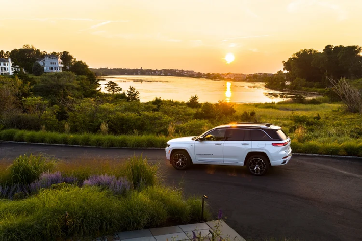Ngay từ phiên bản tiêu chuẩn, Grand Cherokee 2022 đã trang bị bộ hệ thống hỗ trợ người lái gồm: Điều khiển hành trình tích ứng tích hợp Stop&Go, Giám sát điểm mù, Phát hiện giao thông cắt ngang phía sau, Cảnh báo va chạm ở mọi dải tốc độ và Phanh chủ động, Phát hiện người đi bộ/xe đạp,...