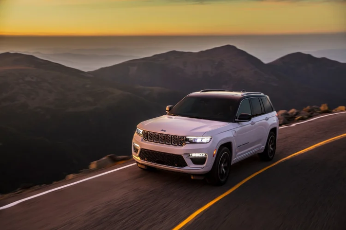 Jeep Grand Cherokee 2022 sẽ lên kệ tại Mỹ từ quý IV năm nay và tiếp theo đó là phiên bản hybrid Grand Cherokee 4xe vào đầu năm sau. Thị trường Việt Nam hứa hẹn cũng sẽ chào đón mẫu xe SUV cao cấp này trong thời gian sắp tới. Jeep Grand Cherokee được định vị ở phân khúc xe SUV 3 hàng ghế cỡ trung. Tại thị trường Bắc Mỹ, Jeep Grand Cherokee cạnh tranh trực tiếp với các mẫu xe như Ford Explorer, Mazda CX-9, Toyota Highlander, Kia Telluride hay Hyundai Palisade.