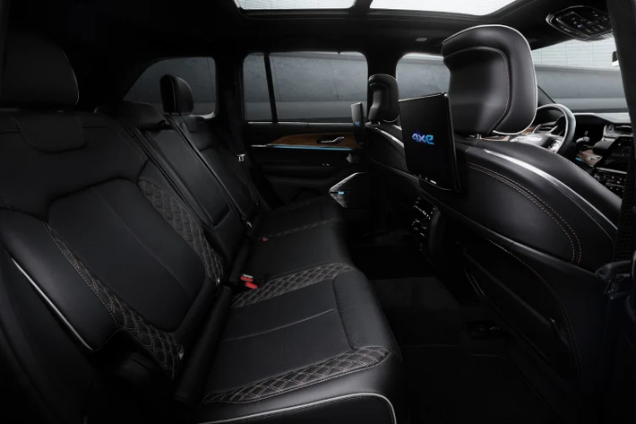 Ngoại thất bản Trailhawk được trang bị cản va độc đáo giúp tăng góc tiếp cận và góc thoát, mâm xe 18 inch bọc trong lốp Goodyear Wrangler Territory. Nóc xe sơn đen, nắp capo dán phim chống chói cũng như ốp gầm, neo tời và gói kéo Trailer-Tow cấp độ Class IV cho phép kéo tải lên đến 3.600kg..