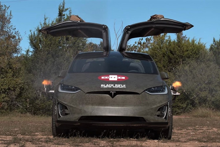 Chuyện gì sẽ xảy ra nếu ta kết hợp một chiếc xe ôtô điện Tesla với máy pha cà phê và vũ khí tự động hỏa lực cao?