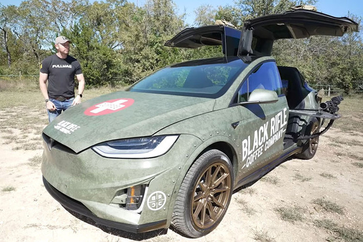 Câu trả lời chính là chiếc Tesla Model X độc nhất và có một không hai này trên thế giới. Nó là một chiếc xe được chế tạo bởi Black Rifle Coffee Company, và gần đây đã xuất hiện trên kênh YouTube “FullMag”.