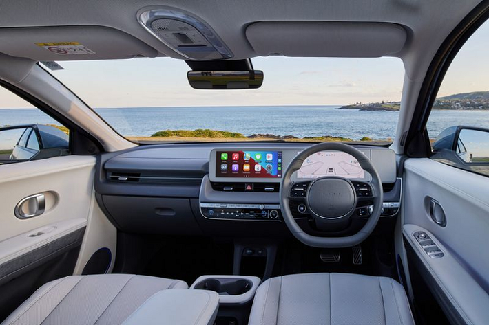 Tại Úc, Hyundai Ioniq 5 2022 phân phối với 2 hệ truyền động, gồm bản động cơ điện đơn, 2WD, sản sinh công suất 214 mã lực và mô-men xoắn cực đại 350 Nm. Biến thể này có giá từ 71.900 đô la Úc (khoảng 1,199 tỷ đồng).