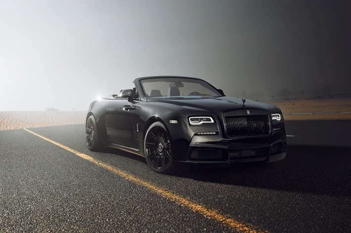 Bắt đầu với ngoại thất, chiều rộng tổng thể của Rolls-Royce Dawn Black Badge siêu sang tăng thêm 130mm nhờ bộ body kit bằng sợi carbon hoàn toàn mới với ốp vòm bánh trước/sau mở rộng. Cản va trước/sau tái thiết kế với phong cách mạnh mẽ hơn, ốp ngưỡng cửa, khe hút gió và cánh lướt gió mới hoàn thiện thêm cho diện mạo hầm hố của chiếc xe.