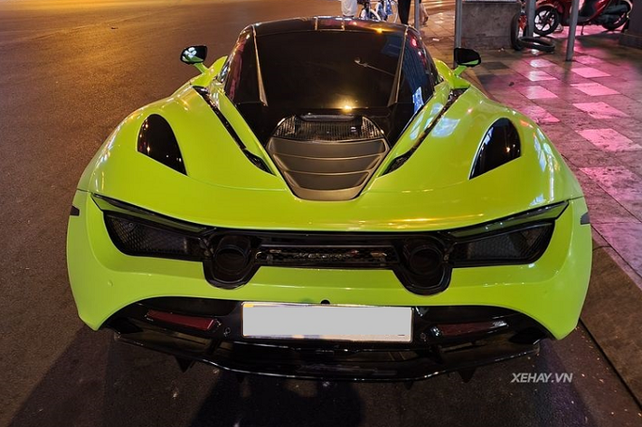 Tuy nhiên, sau đó siêu xe Mclaren 720S này thường xuyên được "thay áo" bằng phương pháp dán decal, bao gồm các màu xám, đen nhám, trắng - đen, xanh dương và đỏ - đen.