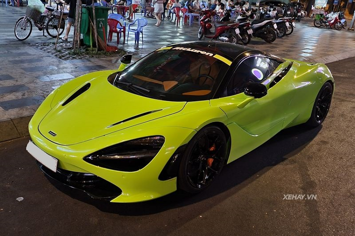 Về nước vào cuối năm 2017, chiếc Mclaren 720S hàng hiếm trong bài viết này thuộc bản Launch Edition chỉ có 400 chiếc trên toàn thế giới. Ban đầu, xe có nước sơn nguyên bản màu trắng Glacier White cùng bộ mâm 5 chấu dạng ngôi sao và cùm phanh màu xám.