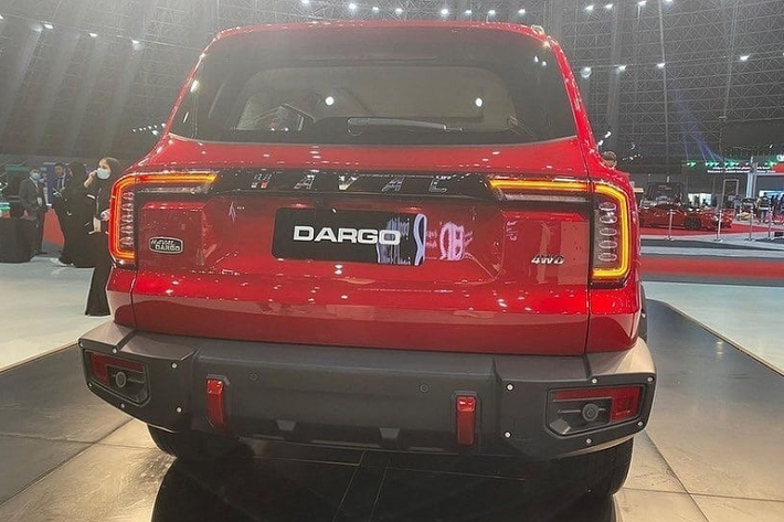 Trong khi đó, Haval Big Dog ở Trung Quốc có 2 nẹp mạ crôm bên trong và viền màu đen bóng bao quanh lưới tản nhiệt. Cụm đèn pha nằm trong dải đèn LED định vị ban ngày hình tròn ở hai bên lưới tản nhiệt vẫn được giữ lại trên đầu xe của Haval Dargo 2022. Tuy nhiên, hốc đèn pha của Haval Dargo đã được thay đổi từ đen bóng sang đen nhám.