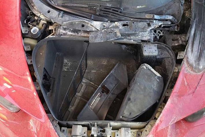 Cũng giống như nhiều trường hợp siêu xe giá hời khác từng được rao bán trên Copart, chủ sở hữu chiếc Bugatti Chiron đồng nát này cho biết, do sự cố quá nghiêm trọng nên các bên bảo hiểm đều từ chối nghĩa vụ vì không có khả năng sửa chữa.