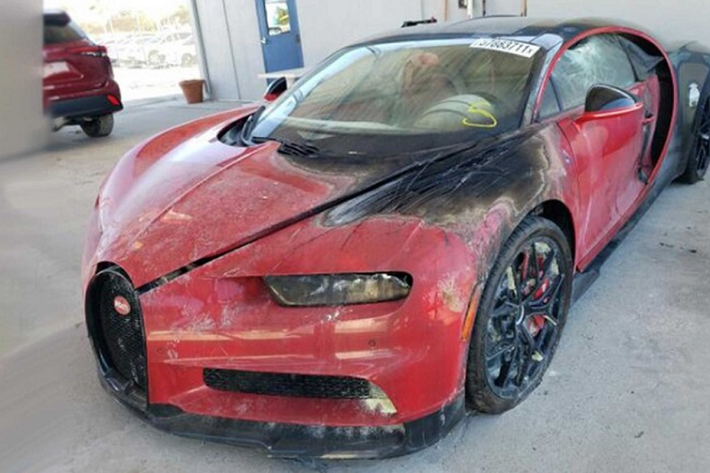 Trong một vài ngày gần đây, cộng đồng yêu xe lại được một phen xôn xao với chiếc Bugatti Chiron cháy đen đang rao bán trên nền tảng Copart với mức giá chỉ 400.000 USD (khoảng 9,1 tỷ đồng). Mức giá hời thường đi kèm với rủi ro và tất nhiên thương vụ mua bán này cũng không ngoại lệ. Trên thực tế, chiếc Bugatti Chiron được rao bán này đang ở trong tình trạng không thể phục hồi được với vết cháy lớn ở khu vực đầu xe.