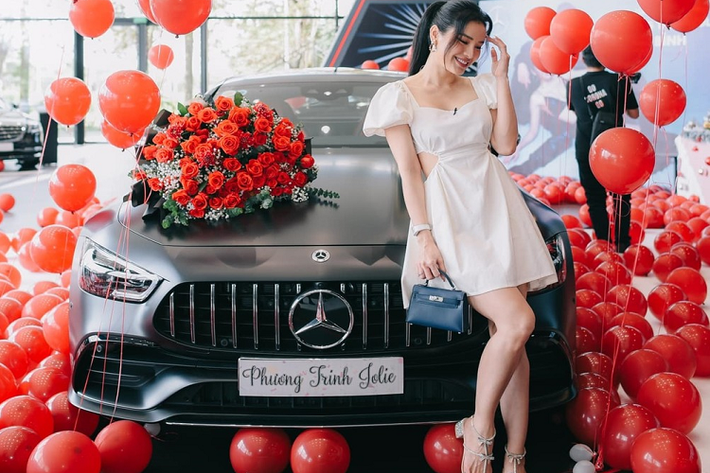 Mới đây, nữ ca sĩ, diễn viên Nguyễn Ngọc Phương Trinh hay còn được biết đến với biệt danh Phương Trinh Jolie đã chia sẻ lên trang cá nhân về món quà giáng sinh bất ngờ mà chồng sắp cưới của mình đã chuẩn bị để tặng. Những hình ảnh trên mạng cho thấy, chiếc Mercedes-AMG GT53 của Phương Trinh Jolie được đặt trong hộp quà lớn, bên trong còn có nhiều bong bóng màu đỏ rất nổi bật