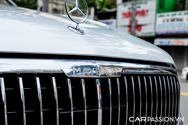 Theo công bố từ Mercedes-Benz, thương hiệu này cung cấp cho khách hàng đến 11 sự lựa chọn về màu sơn ngoại thất, đi cùng với đó là 8 tuỳ chọn với các lớp sơn hai tông màu vô cùng độc đáo. Việc chọn cho mình chiếc GLS 600 mang lớp sơn hai tông màu xanh dương-bạc (Lunar Blue/Iridium Silver) chứng minh độ "chịu chơi" của vị chủ nhân khi sẵn sàng chi ra một số tiền lớn để tạo sự khác biệt so với phần còn lại