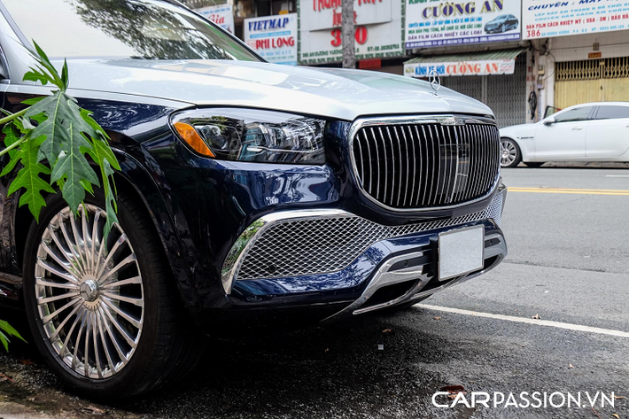 Bên trong nội thất, Mercedes-Maybach GLS 600 chỉ có 2 hàng ghế với 4 chỗ ngồi, hàng ghế "ông chủ" gồm 2 ghế ngồi độc lập theo phong cách thương gia được thiết kế nhằm đem lại không gian thực sự rộng rãi và thoải mái cho hành khách.
