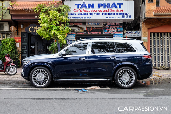 Mercedes ưu ái trang bị độc quyền cho xe động cơ này và bổ sung thêm hệ thống EQ Boost dùng điện 48V bổ trợ với khả năng tăng tạm thời công suất hệ thống thêm 22 mã lực, mô-men xoắn thêm 250 Nm khi cần thiết. Nhờ hộp số tự động 9 cấp 9G-TRONIC và hệ dẫn động 4 bánh toàn thời gian 4MATIC, mẫu SUV siêu sang nặng hơn 2,7 tấn này có thể tăng tốc từ 0-100 km/h trong vòng 4,9 giây và có tốc độ tối đa được giới hạn điện tử ở mức 250 km/h.