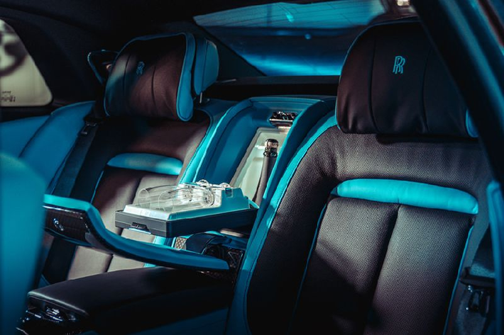 Chủ nghĩa tối giản của Rolls-Royce Ghost Black Badge 2022 được thể hiện ở cả mẫu đồng hồ Black Badge Ghost, đây là chiếc đồng hồ Black Badge tối giản nhất cho đến nay. Đặt bên cạnh là biểu tượng "vô cực" toả ra ánh sáng tinh tế, bao quanh bởi hơn 850 ngôi sao. Chòm sao và ký hiệu này hoàn toàn biến mất khi đèn khoang nội thất không hoạt động.