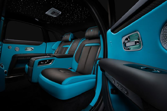 Các chi tiết nổi bật khác của Rolls-Royce Ghost Black Badge 2022 gồm biểu tượng Spirit of Ecstasy và lưới tản nhiệt Pantheon Grille màu tối độc đáo, bộ mâm cá nhân hóa 21 inch, từng bộ phận trên xe đều được đánh bóng tinh vi bằng tay để đạt được lớp mạ chrome đen bóng như gương.