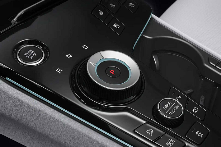 Về hệ truyền động, Kia Sportage 2022 được cung cấp đa dạng các lựa chọn động cơ khác nhau. Tại thời điểm ra mắt, Kia Sportage 2022 có sẵn động cơ 1.6L TGDI 4 xi-lanh, sản sinh công suất tối đa 177 mã lực và mô-men xoắn cực đại 264 Nm cùng động cơ diesel tăng áp 2.0L cho công suất đầu ra 183 mã lực và mô-men xoắn 416 Nm.
