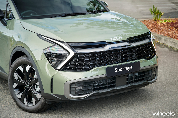 Theo thông báo của THACO, Kia Sportage 2022 mới sẽ được mở bán tại Việt Nam từ tháng 6/2022, bao gồm cả phiên bản Hybrid. Ngoài ra, nhiều khả năng THACO cũng sẽ phân phối cả động cơ xăng và dầu giống như trên đàn anh Sorento hay đối thủ Hyundai Tucson. Phiên bản toàn cầu của Sportage có chiều dài tổng thể 4.660 mm và chiều dài cơ sở 2.755 mm.