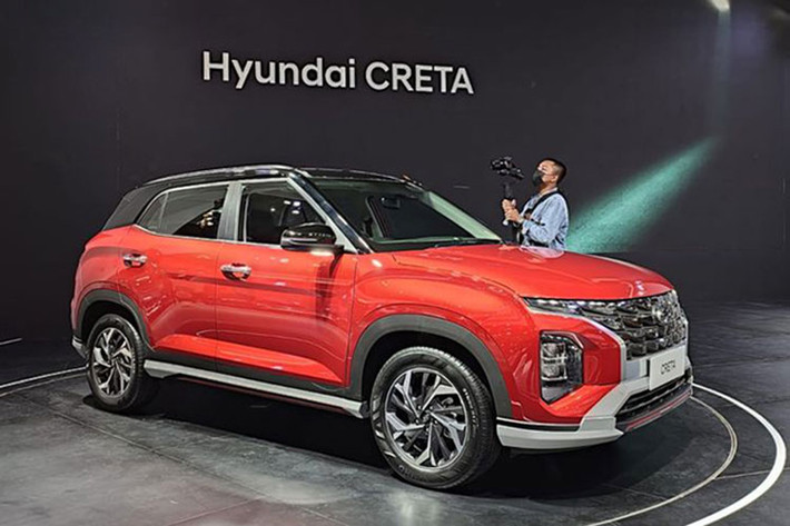 Khi điều khiển mẫu xe này, người lái có thể chọn 1 trong 4 chế độ là Eco, Comfort, Smart và Sport. Bên cạnh đó là 2 chế độ Sand (cát) và Mud (bùn) của hệ thống kiểm soát lực kéo. Được định vị ở phân khúc SUV cỡ B, Hyundai Creta 2022 sở hữu chiều dài 4.315 mm, chiều rộng 1.790 mm, chiều cao 1.630 mm và chiều dài cơ sở 2.610 mm. Trọng lượng chỉ 1.165 kg hoặc 1.175 kg ở phiên bản đủ trang bị.