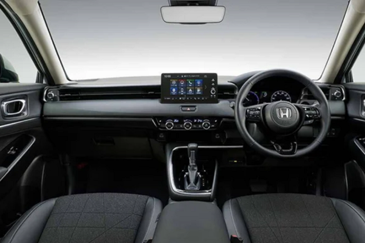 Nội thất Honda HR-V thế hệ mới mang bố cục hiện đại và thân thiện với người dùng. Xe được trang bị màn hình giải trí đặt nổi ở bảng điều khiển trung tâm tương như như Civic thế hệ mới. Đồng hồ hỗ trợ lái duy trì kiểu analog + kết hợp với màn hình đa thông tin.