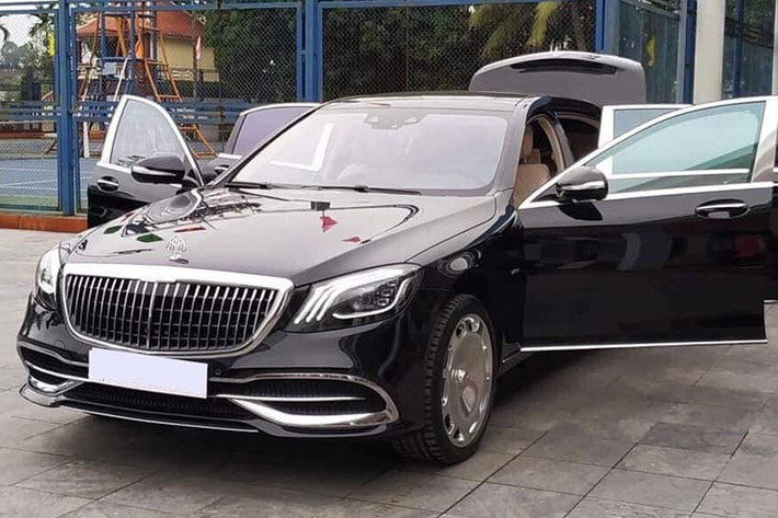 Ngoài ra, "cậu cả" nhà bầu Hiển cũng hay xuất hiện cũng chiếc xe siêu sang Mercedes-Maybach S650 trị giá tới hơn 17 tỷ đồng (ra biển trắng).