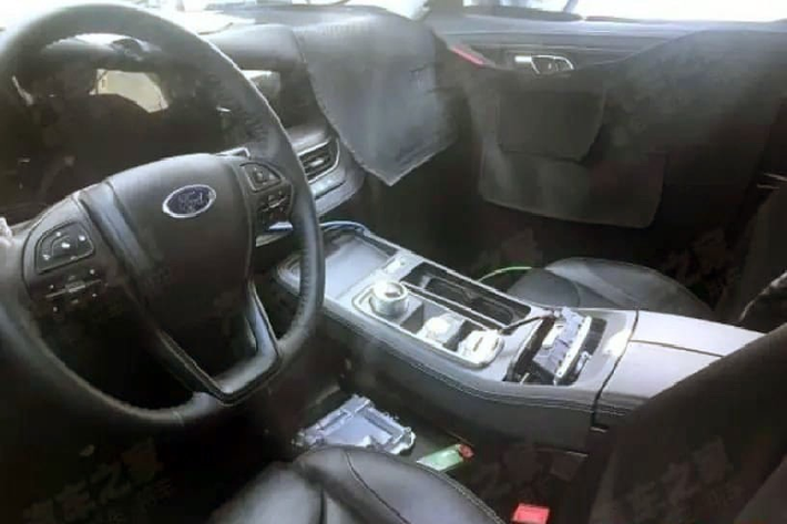 Bên trong Ford Everest 2022 là không gian nội thất dự kiến sẽ giống với Ford Ranger mới. Hãng Ford sẽ làm mới một số chi tiết trong xe như núm xoay chuyển số trên cụm điều khiển trung tâm, vô lăng và bảng đồng hồ kỹ thuật số. Nhiều khả năng xe cũng được trang bị màn hình trung tâm nằm dọc với kích thước lên đến 12 inch mới, phục vụ hệ thống thông tin giải trí SYNC 4 giống Ford Ranger 2022.