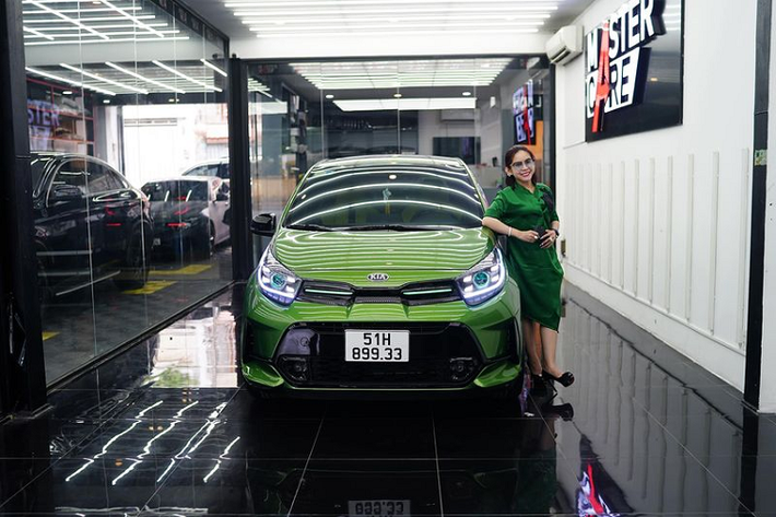 Tuy nhiên, thay đổi đáng chú ý nhất của chiếc xe nằm ở bên trong xe với ghế ngồi Kia Morning phong cách Lamborghini đặt ở phía trước, hai chiếc ghế được bọc da Nappa thêu hình quả trám, và tích hợp chỉnh điện, làm mát và massage.