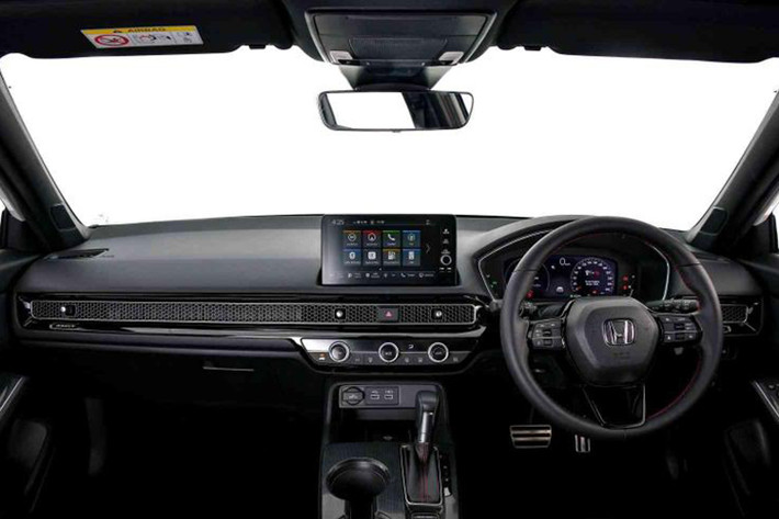 Nội thất Civic RS 2022 tạm thời được giấu kín nhưng nếu không có gì thay đổi so với phiên bản ở Thái, người dùng vẫn sẽ có đồng hồ hỗ trợ lái với màn hình LCD kích thước 10,2 inch, màn hình giải trí 9 inch tích hợp Apple CarPlay và Android Auto, kết hợp 8 loa.