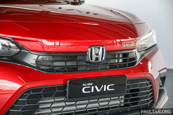 Honda Civic thế hệ thứ 11 dài 4.678 mm, rộng 1.802 mm và cao 1.415 mm, nghĩa là xe dài hơn 30 mm, rộng hơn 3 mm và thấp hơn 1 mm so với thế hệ cũ. Chiều dài cơ sở 2.733 mm trên Civic 2022 cũng dài hơn 33 mm, cung cấp không gian rộng rãi hơn cho hàng ghế sau.