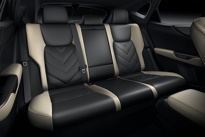 Bên trong Lexus NX 2022 là không gian nội thất lột xác về thiết kế và công nghệ. Điểm nhấn bên trong xe nằm ở màn hình thông tin giải trí dạng cảm ứng 14 inch, hỗ trợ kết Apple CarPlay và Android Auto. Thêm vào đó là tính năng ra lệnh bằng giọng nói dạng trợ lý ảo mới, vô lăng thể thao hơn, tích hợp nút cảm ứng, màn hình hiển thị thông tin kính lái 10 inch và bảng đồng hồ kỹ thuật số với màn hình 7 inch.