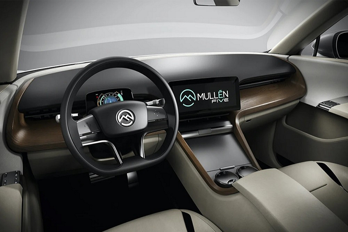 Nói về trang bị, mẫu SUV điện của Mỹ này có lắp đặt công nghệ nhận dạng khuôn mặt và khử tiếng ồn chủ động. Trong đó, tính năng nhận diện khuôn mặt hứa hẹn sẽ nhận ra chủ xe nhanh chóng khi họ đến gần xe, do vậy nó có thể tự động mở cửa đón tiếp đồng thời cũng có thể tự điều chỉnh cài đặt xe theo ý muốn của chủ.